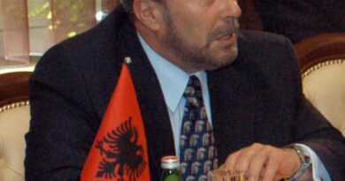 Selca:Fatos Nano dhe vepra e tij kolosale nuk do harrohen kurrë Selca:Fatos Nano dhe vepra e tij kolosale nuk do harrohen kurrë