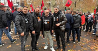 Atdhetari Hysni Elshani me familje e shok protestoi dje në Strasburg për Hashim Thaçin me çlirimtarë Atdhetari Hysni Elshani me familje e shok protestoi dje në Strasburg për Hashim Thaçin me çlirimtarë