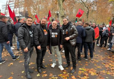 Atdhetari Hysni Elshani me familje e shok protestoi dje në Strasburg për Hashim Thaçin me çlirimtarë Atdhetari Hysni Elshani me familje e shok protestoi dje në Strasburg për Hashim Thaçin me çlirimtarë