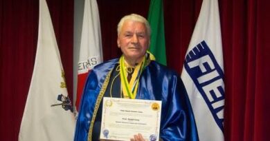 Vazhdojnë nderimet për profesorin shkrimtarin Mhill Velaj