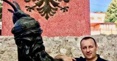 Çlirimtari dhe artisti Mentor Mushkolaj gjithmonë pranë kategorive të UÇK -së