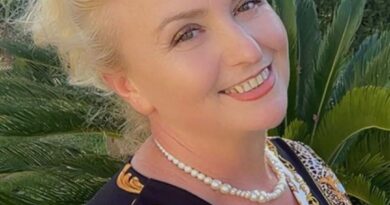 Elvira Zeneli-Eleganca e një gruaje të bukur mes dritës dhe gjelbërimit