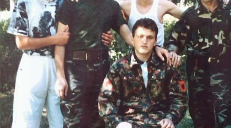 Foto historike e Çlirimtarit Sali Krasniqi me trimat e UÇK-së
