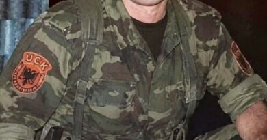 Nga Çlirimtari i njohur Genc Sefa -LushnjaFADIL FAZLIU – BURRË I BESËSBini tupanë, këndoni lahuta,Le të jehojnë bjeshkët e gurta,Për nji trim që s’u përkul kurrë,Që si lis në stuhi qëndroi burrë.Prej Drenice erdhi kushtrimi,Anembanë shkoj lajmërimi,Kur Atdheu lypte trimëri,Doli Fadili për liri.Nuk e trembi nata e zezë,As jeta, as shkau i pabesë,Se në zemër mbante zjarr,Për flamurin tonë kombëtar.Rrjedh nga gjaku i sakrificës,Nga oxhaku i qëndresës,Ku dëshmorët lanë amanet,Mos me u ndalë kurrë për jetë.Kur mbi Kosovë frynte stuhia,E rëndë ishte robëria,Ai qëndroi si shkëmb graniti,Si rojtar i nderit të fisit.Nëpër kohë e stuhi t’randa,Ku padrejtësia ngriti prita e banda,Nuk u përkul e nuk u shit,Si shqiponjë mbi shkamb që ndrit.Foli burrnisht e foli drejt,Siç kanë folë burrat për jetë,Pa urrejtje e pa mashtrim,Veç me nder e me qëndrim.Sot kënga ngrihet përmbi male,E jehon nga vatra në vatër,Se burrat që mbajnë besën gjallë,Nuk i mbulon kurrë as varri as balta.Prandaj bini, o çifteli,Tregoni brezit trimëri,Për Fadil Fazliun, burrë me nam,Që nderin e mbajti flamur në ballë.E sa të ketë diell kjo tokë,E sa të ketë shqipe mbi shkëmb e breg,Do të këndohet me krenari,Për burrat që jetuan për liri.—Lavdi e përjetshme Dëshmorëve 🇦🇱 Autor: Genc Sefa – Lushnja Ish ushtarak, luftëtar në UÇK, UÇPMB dhe në Lagjen e Trimave në Kumanovë Burgu i Idrizovës, 2 qershor 2026