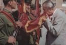 Enver Hoxha në jetën e tij , u gjunjëzua vetëm para dëshmorëve dhe Flamurit Kombëtar