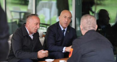 Nik Hiseni çlirimtari i njohur takim me Ramushin dhe z.Gjini Nik Hiseni çlirimtari i njohur takim me Ramushin dhe z.Gjini