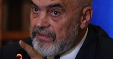 Kryeministri Edi Rama mbështetë protesten në pëkrahje të Çlirimtarëve Kryeministri Edi Rama mbështetë protesten në pëkrahje të Çlirimtarëve