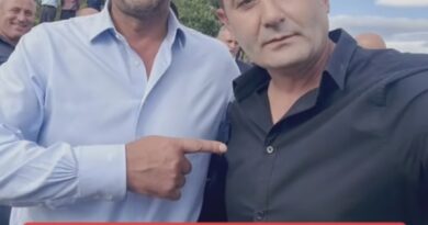 Gjenerali eminent Daut Haradinaj përkrah bashkëluftëtarin Ilir Gashin Gjenerali eminent Daut Haradinaj përkrah bashkëluftëtarin Ilir Gashin