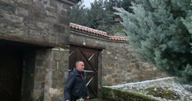 Gjeneral Lahi Brahimaj në kullën e Isa Boletinit Gjeneral Lahi Brahimaj në kullën e Isa Boletinit