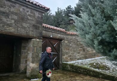 Gjeneral Lahi Brahimaj në kullën e Isa Boletinit Gjeneral Lahi Brahimaj në kullën e Isa Boletinit