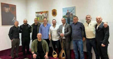 Ish ministri i mbrojtjes Armend Mehaj viziton familjen e heronjëve Nimanaj Ish ministri i mbrojtjes Armend Mehaj viziton familjen e heronjëve Nimanaj