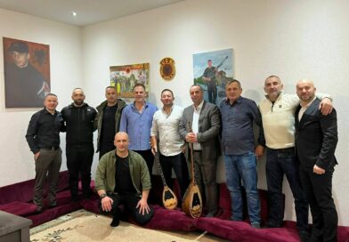 Ish ministri i mbrojtjes Armend Mehaj viziton familjen e heronjëve Nimanaj Ish ministri i mbrojtjes Armend Mehaj viziton familjen e heronjëve Nimanaj