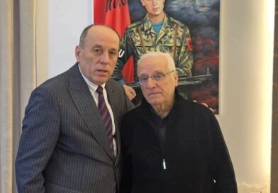 Profesor Shala takon mësuesin Sherif Krasniqin