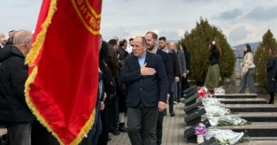 Komandanti dhe deputeti Ferat Shala në homazhe në Qirez e Likoshan Komandanti dhe deputeti Ferat Shala në homazhe në Qirez e Likoshan