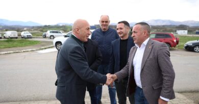 Gjenerali i shquar Lahi Brahimaj dhe lideri Ramush Haradinaj në homazhe për dëshmorët Gjenerali i shquar Lahi Brahimaj dhe lideri Ramush Haradinaj në homazhe për dëshmorët