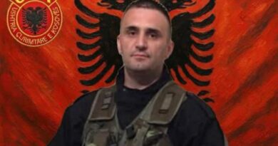 Çlirimtari Artim Elmazi viziton bashkëluftëtarin Valdet Zeka në burg në RMV