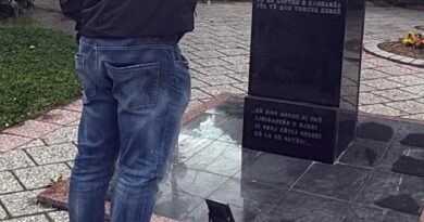 Çlirimtari Artim Elmazi përulet para gjigantit Mujdin Aliut Çlirimtari Artim Elmazi përulet para gjigantit Mujdin Aliut