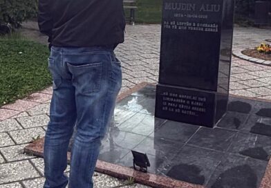 Çlirimtari Artim Elmazi përulet para gjigantit Mujdin Aliut Çlirimtari Artim Elmazi përulet para gjigantit Mujdin Aliut