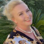 Elvira Zeneli-Eleganca e një gruaje të bukur mes dritës dhe gjelbërimit