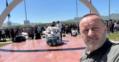 Çlirimtari dhe artisti Mentor Mushkolaj nga Zvicra në tubime për martirë e dëshmorë