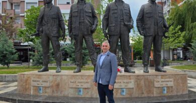 Bekim Jupa nderon dëshmorët në Llap Bekim Jupa nderon dëshmorët në Llap