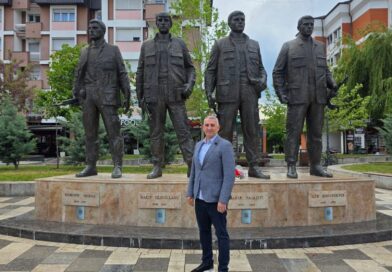 Bekim Jupa nderon dëshmorët në Llap Bekim Jupa nderon dëshmorët në Llap