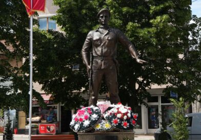 Ministri Andin Hoti nderon dëshmoret Ministri Andin Hoti nderon dëshmoret