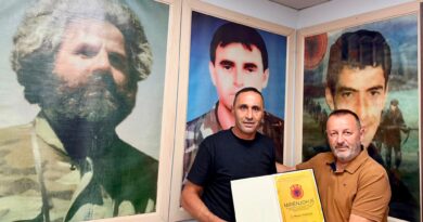 Çlirimtari Mentor Mushkolaj nderohet me mirenjohje nga Xhevdet Qeriqi Dega e invalidëve në Fushë Kosovë Çlirimtari Mentor Mushkolaj nderohet me mirenjohje nga Xhevdet Qeriqi Dega e invalidëve në Fushë Kosovë