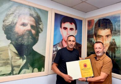Çlirimtari Mentor Mushkolaj nderohet me mirenjohje nga Xhevdet Qeriqi Dega e invalidëve në Fushë Kosovë Çlirimtari Mentor Mushkolaj nderohet me mirenjohje nga Xhevdet Qeriqi Dega e invalidëve në Fushë Kosovë