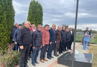 Ish Eprori i lartë i UÇK -së prof.dr Ferat Shala në nderim dëshmoreve si gjithmon Ish Eprori i lartë i UÇK -së prof.dr Ferat Shala në nderim dëshmoreve si gjithmon